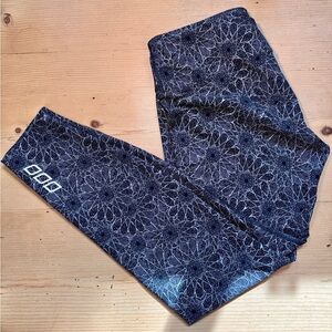 Lorna Jane Navy and White Patterned Leggings size Large